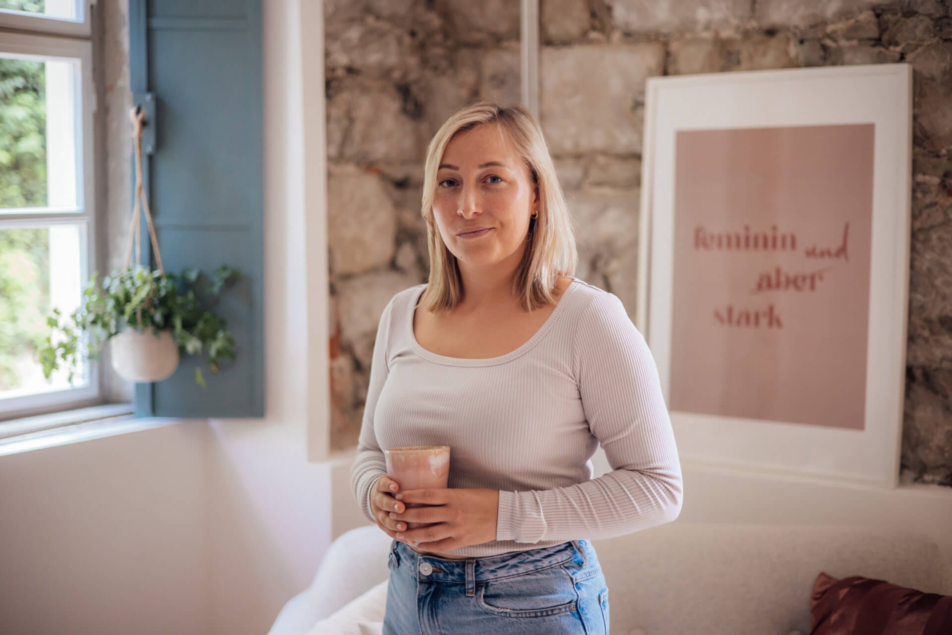 B57A6165 Porträtfoto von Lisa, Mitgründerin von ‚Selbständige Frauen Schweiz‘, die ihre Expertise in den Bereichen Fotografie und Film einbringt.