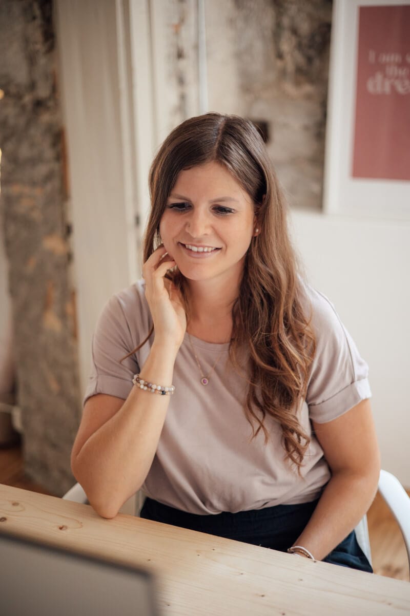 Porträtfoto von Jana, Mitgründerin von ‚Selbständige Frauen Schweiz‘, und Wirtschaftsprüferin.