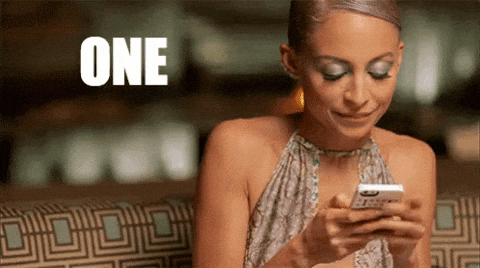 Hold On Reaction GIF by Justin Abbildung des kostenlosen Starterguides für (teil-)selbständige Frauen in der Schweiz.