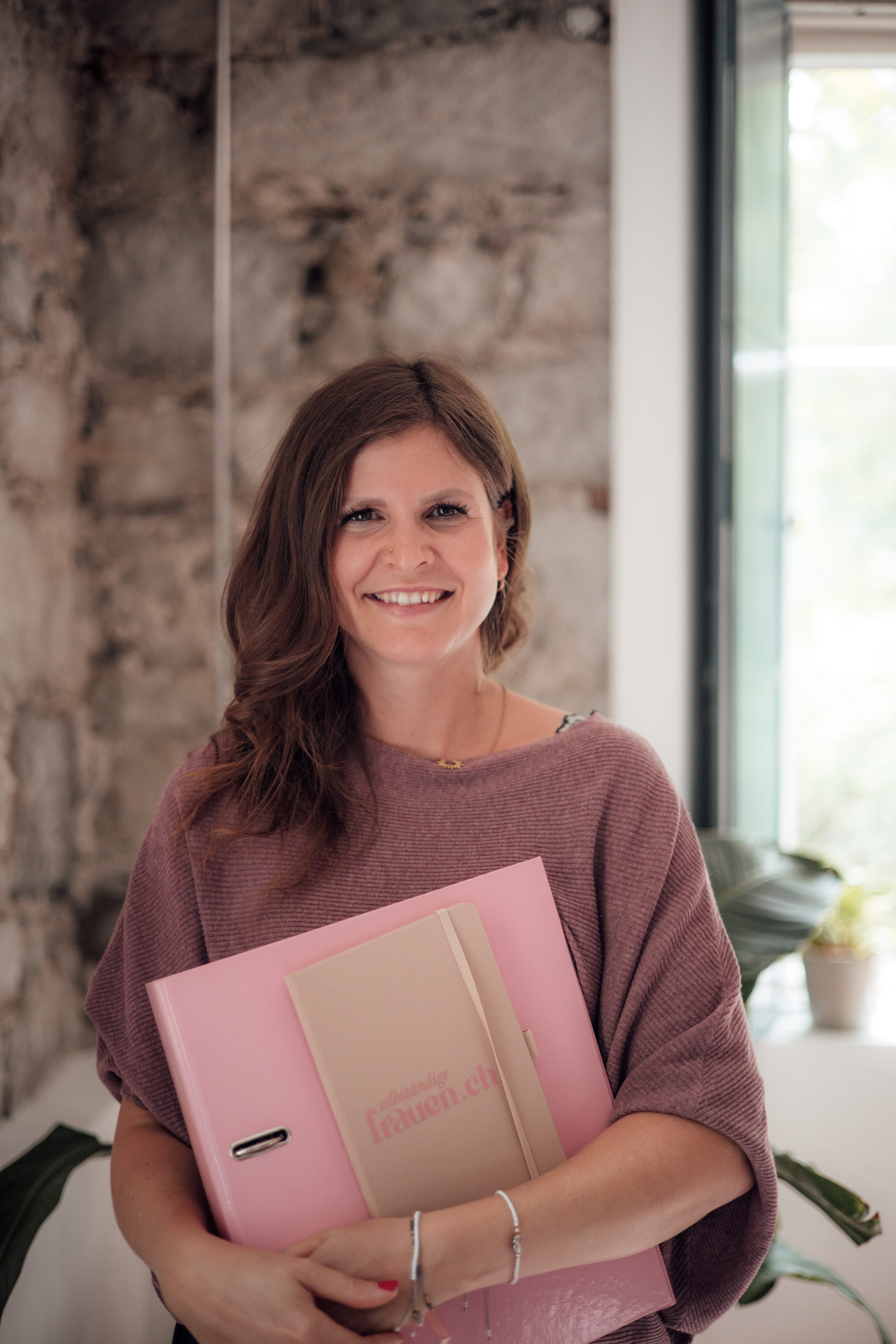 Alessia Porträtfoto von Jana, symbolisch für volle Klarheit in der Selbstständigkeit für Frauen.